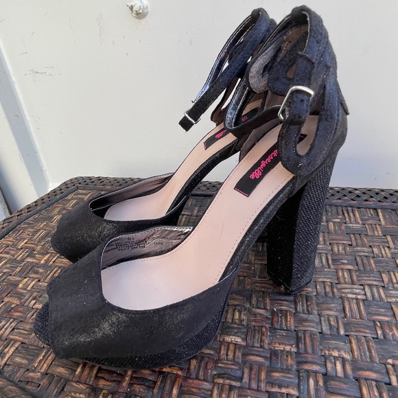 Black platform Heels Classic Design. - Picture 1 of 7
